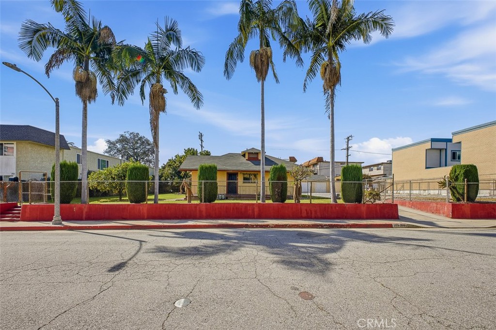 209 1/2 N Monterey Property Photo 1