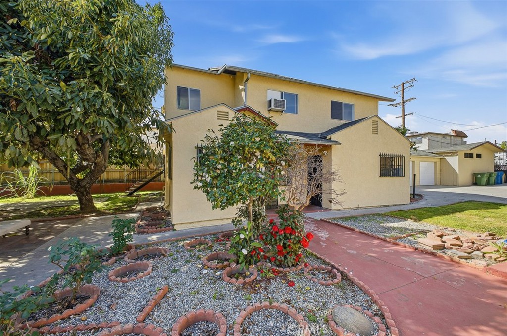 209 1/2 N Monterey Property Photo 3