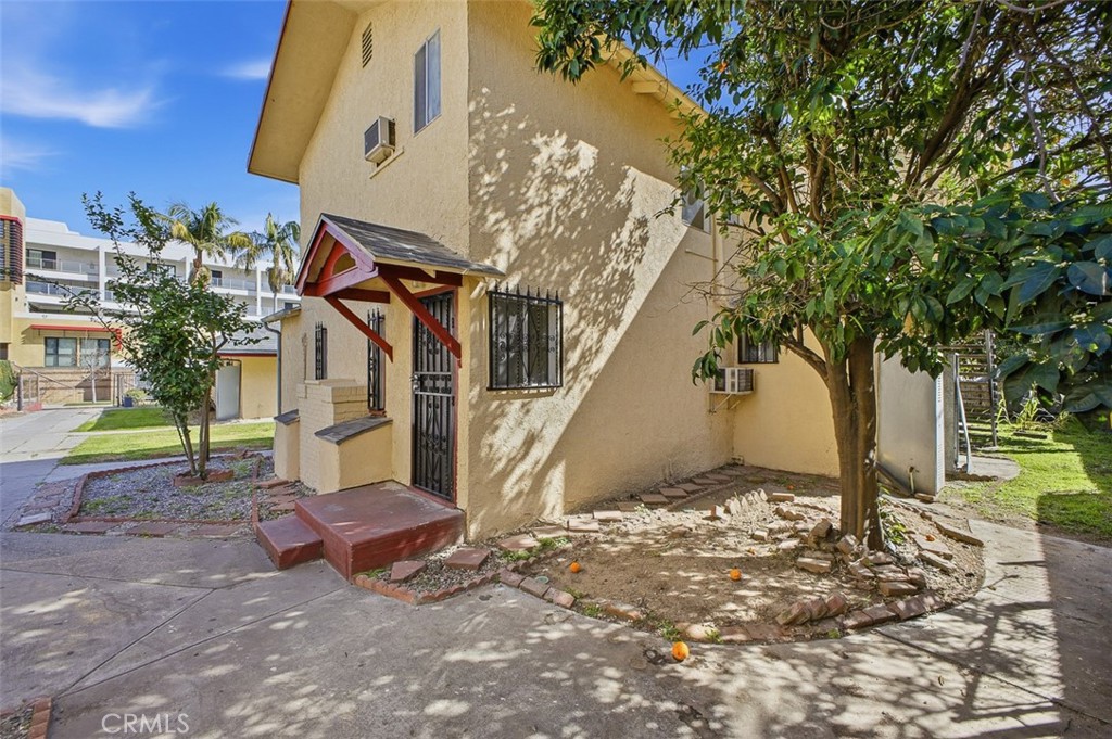 209 1/2 N Monterey Property Photo 4
