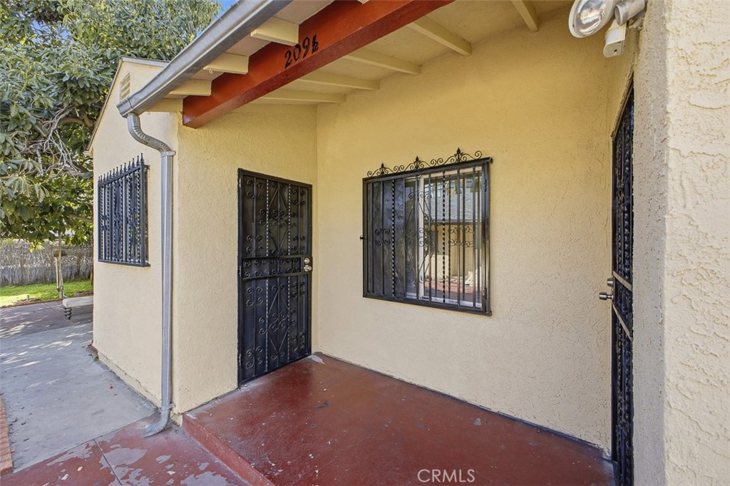 209 1/2 N Monterey Property Photo 5