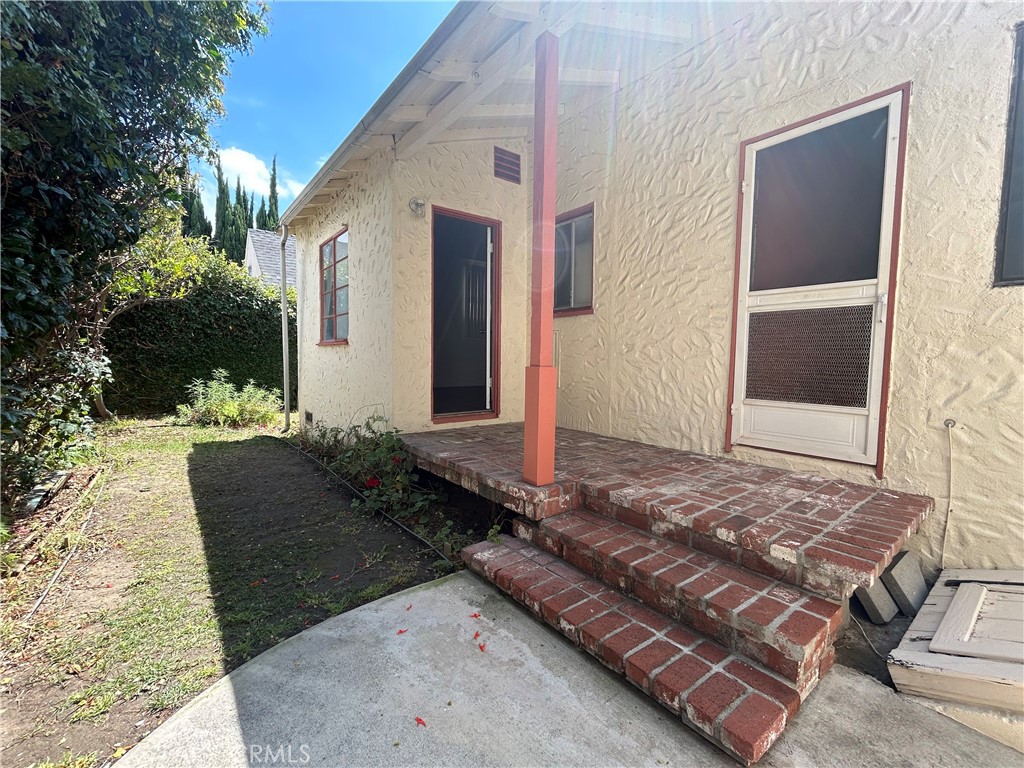 214 E Stocker B Property Photo 1