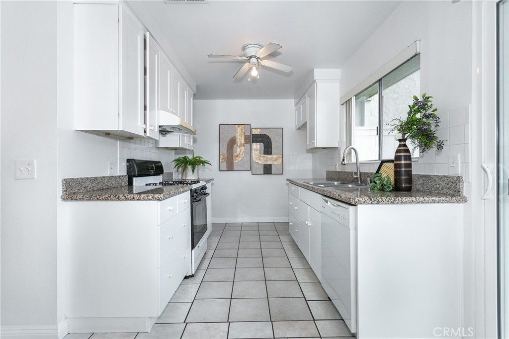 2025 E Aroma Drive Property Photo 8