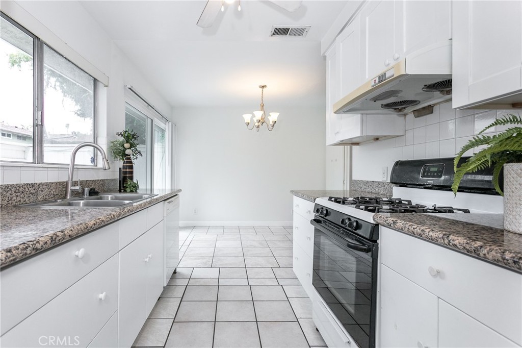 2025 E Aroma Drive Property Photo 11