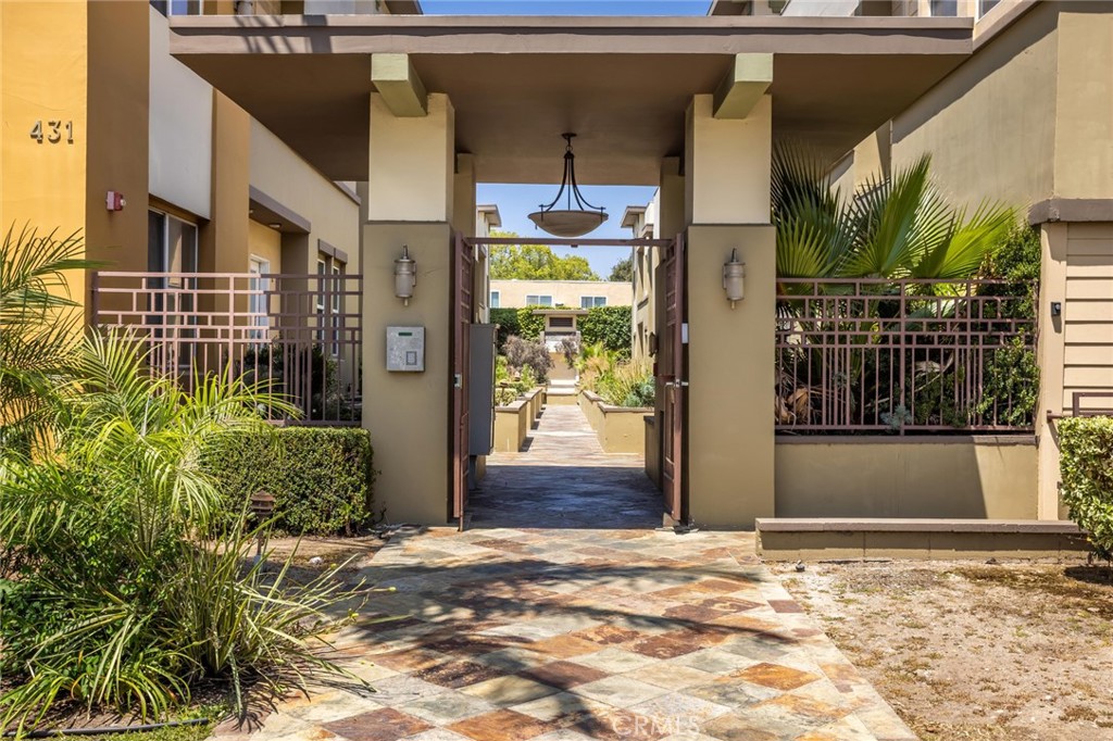 431 N Los Robles Avenue 2 Property Photo 2