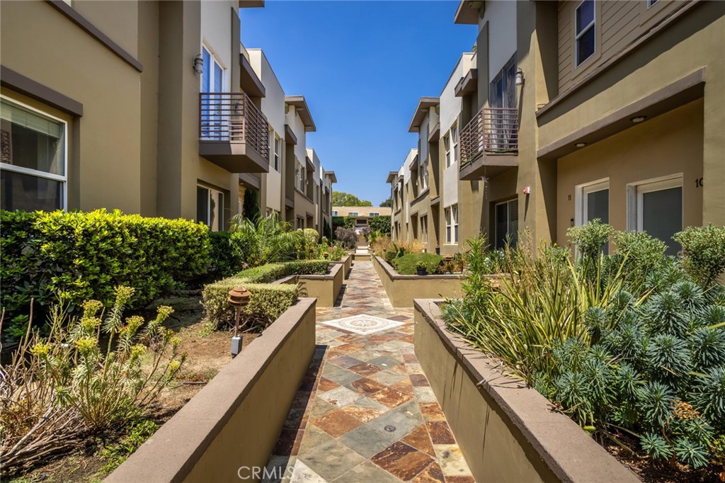 431 N Los Robles Avenue 2 Property Photo 25