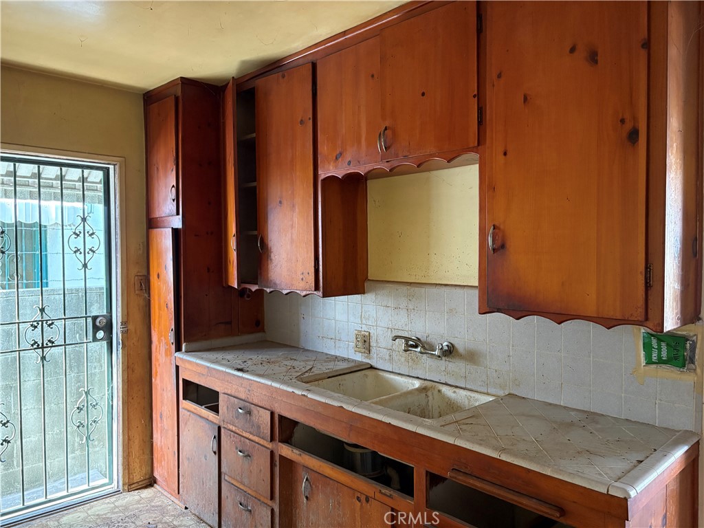 5179 Inglewood Blvd. Property Photo 2