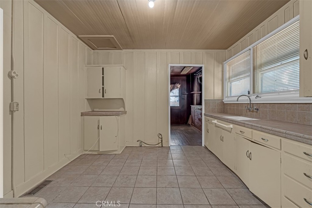 611 E Grandview Property Photo 17