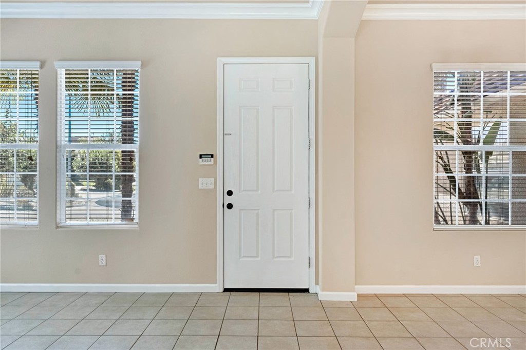 2579 Warner Avenue Property Photo 4