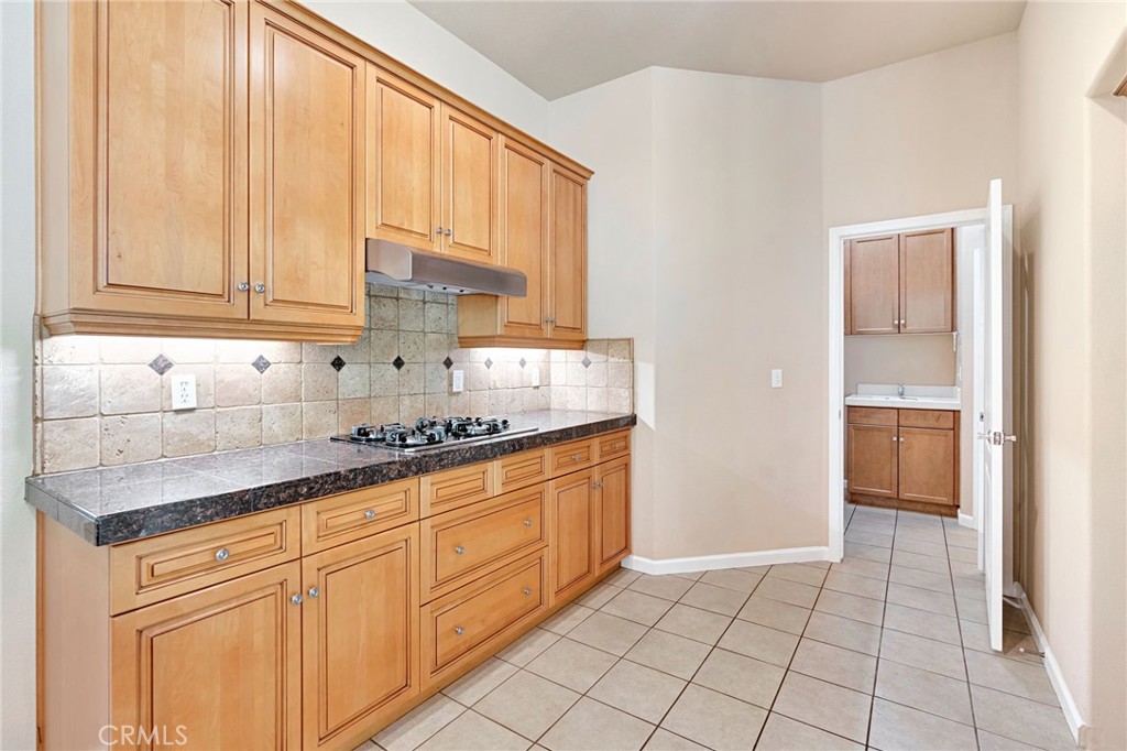 2579 Warner Avenue Property Photo 18