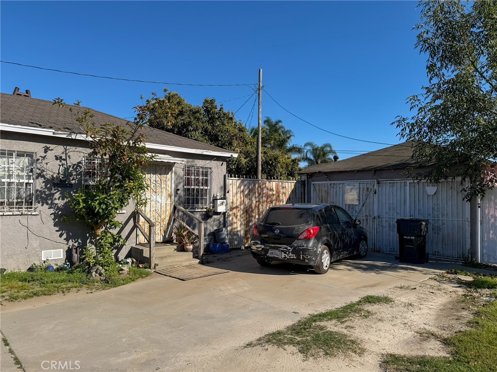 804 E Oaks Property Photo 4