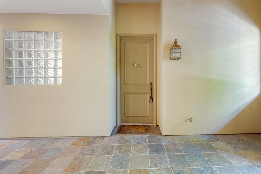 2125 S Bentley Ave 101 Property Photo 3