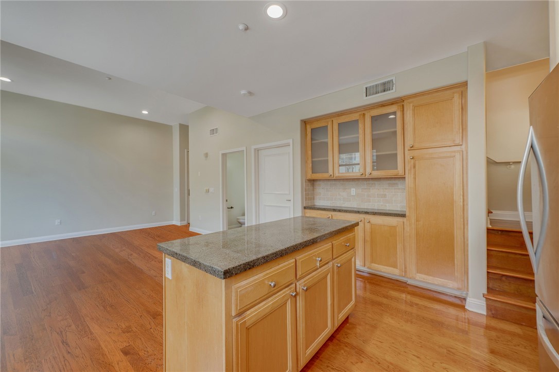 2125 S Bentley Ave 101 Property Photo 11