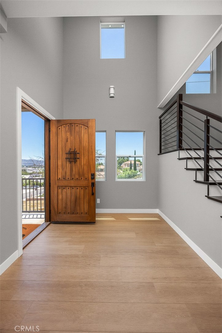 693 Castlehill Drive Property Photo 3