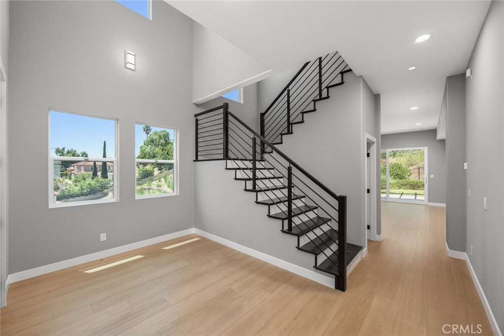 693 Castlehill Drive Property Photo 4