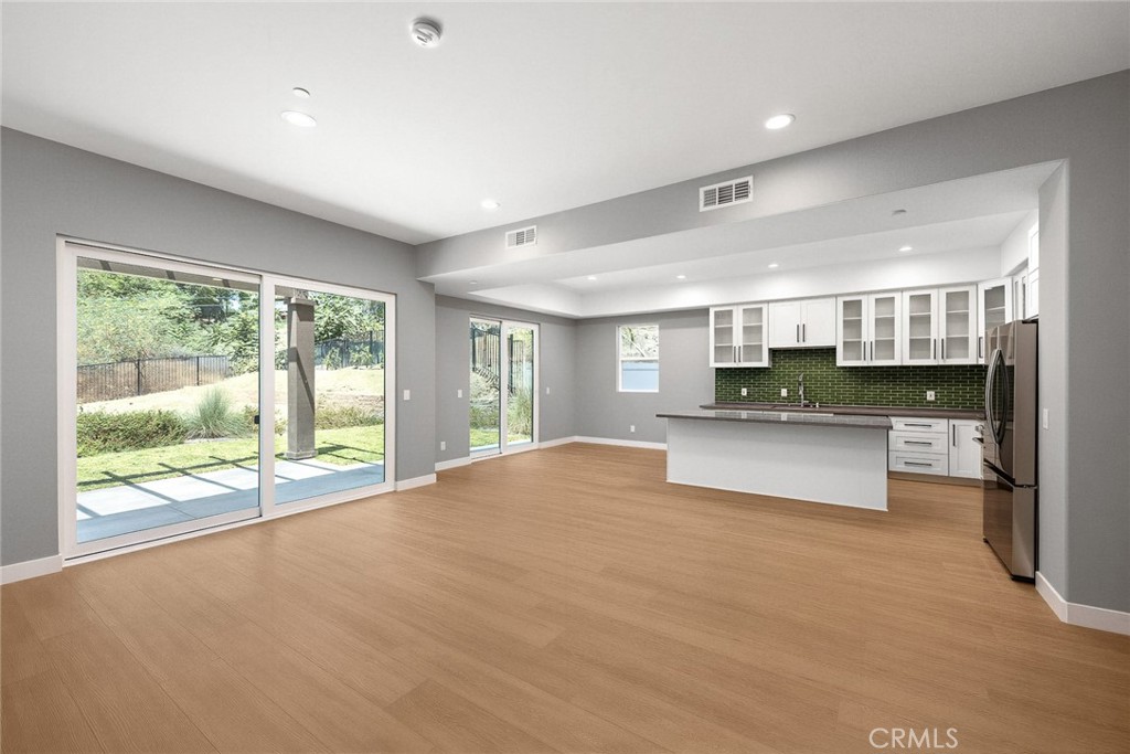 693 Castlehill Drive Property Photo 7