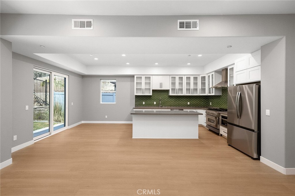 693 Castlehill Drive Property Photo 8
