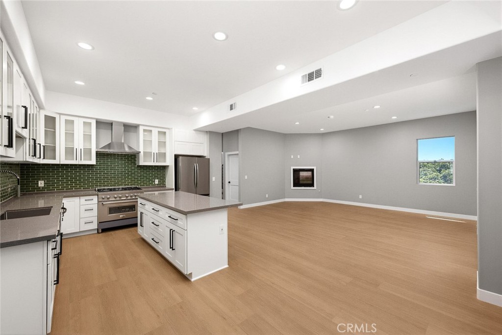 693 Castlehill Drive Property Photo 10