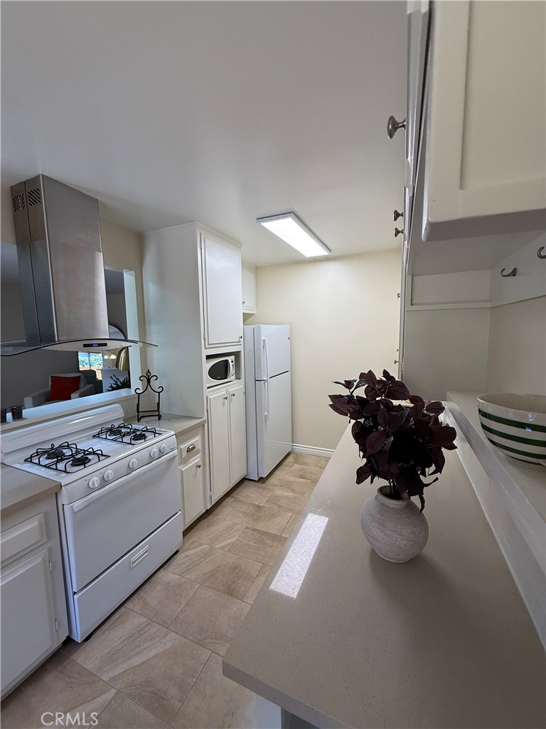 228 W Lemon B Property Photo 8