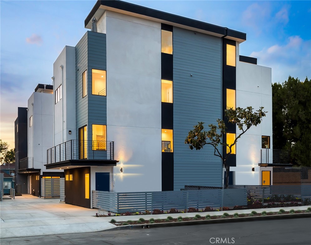 229 1/2 N Burlington Avenue Property Photo 1