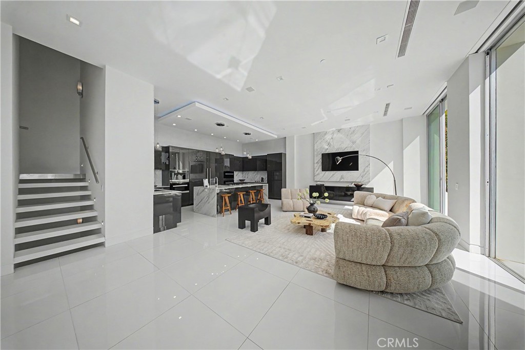 9459 Beverly Crest Property Photo 4