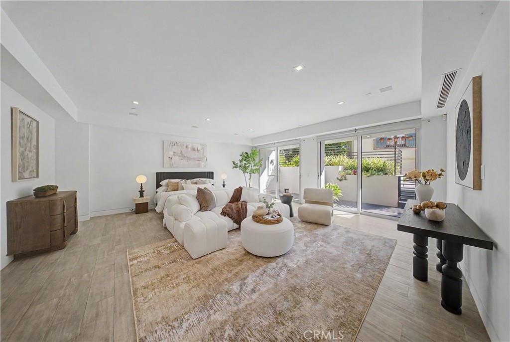 9459 Beverly Crest Property Photo 17