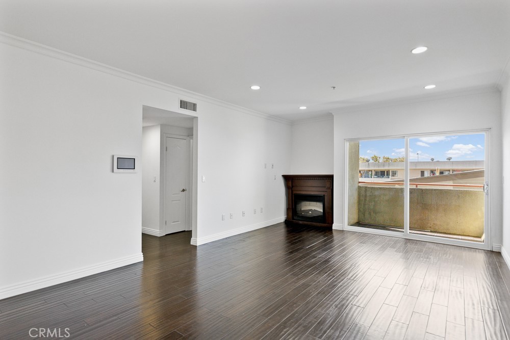 908 S Ardmore Avenue 304 Property Photo 3