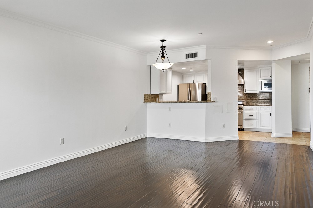 908 S Ardmore Avenue 304 Property Photo 4