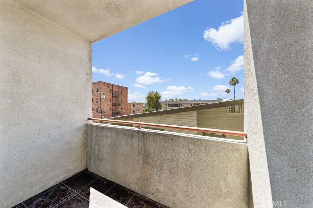 908 S Ardmore Avenue 304 Property Photo 6