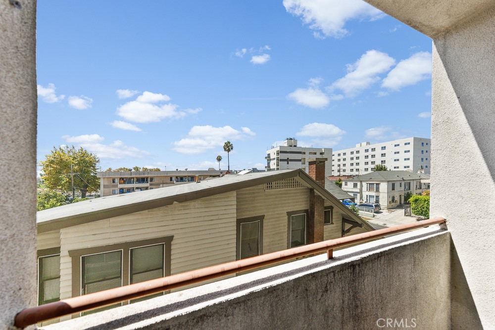 908 S Ardmore Avenue 304 Property Photo 7