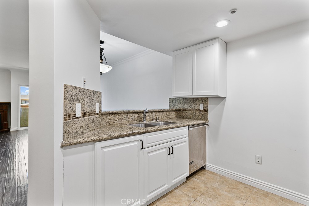908 S Ardmore Avenue 304 Property Photo 9