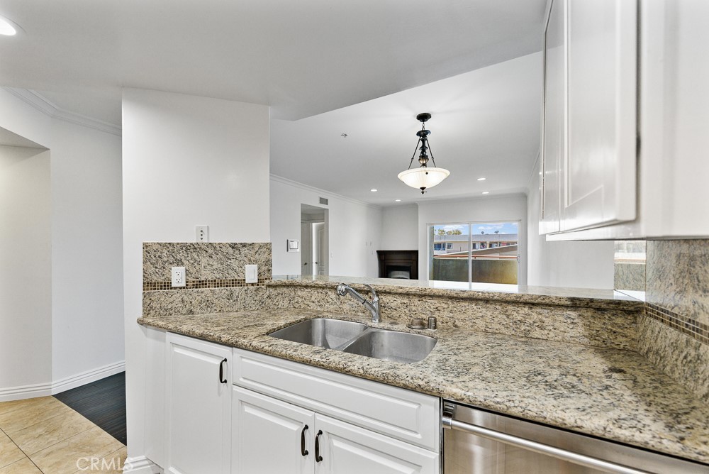 908 S Ardmore Avenue 304 Property Photo 11