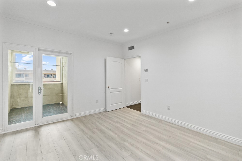 908 S Ardmore Avenue 304 Property Photo 16