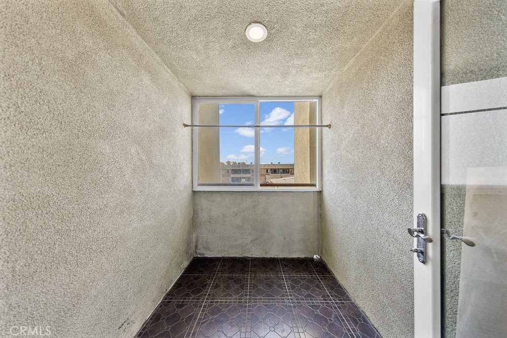 908 S Ardmore Avenue 304 Property Photo 18