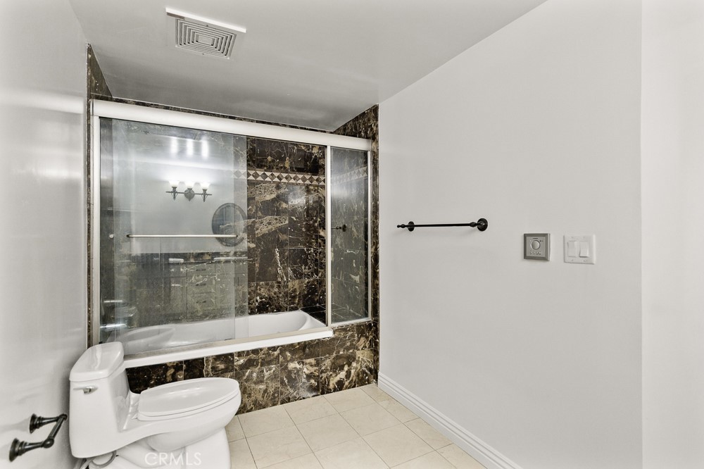 908 S Ardmore Avenue 304 Property Photo 19