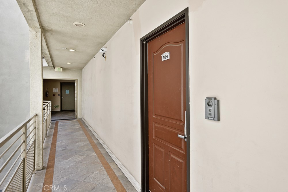 908 S Ardmore Avenue 304 Property Photo 22