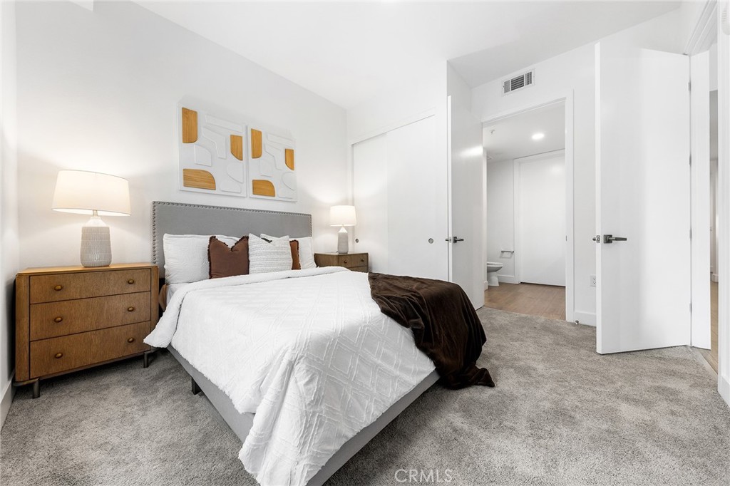 709 E Walnut Street 214 Property Photo 15