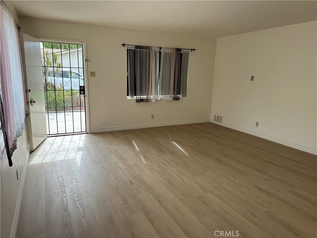 6237 Oak Property Photo 3