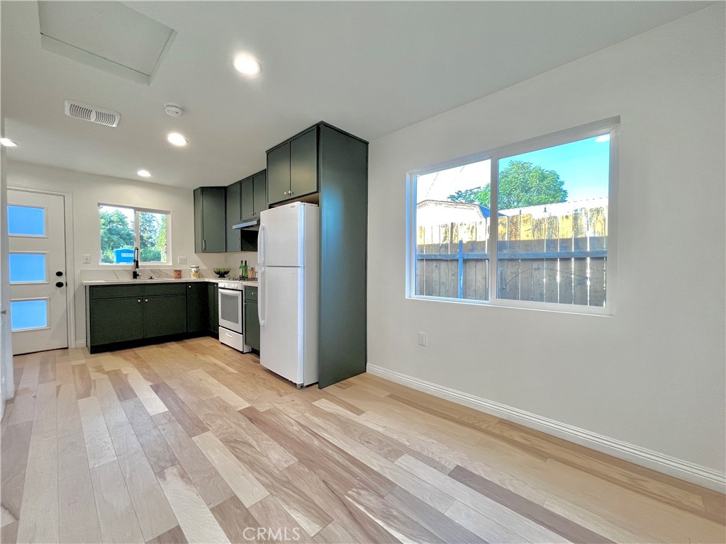 938 E Sandra Avenue B Property Photo 4