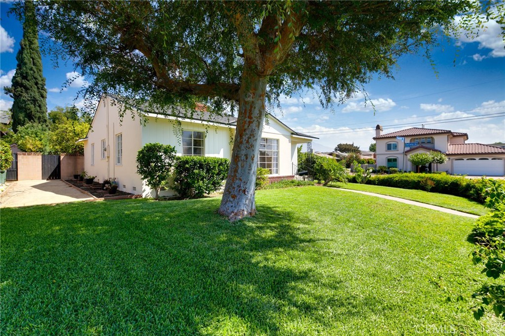 8925 Youngdale Property Photo 3