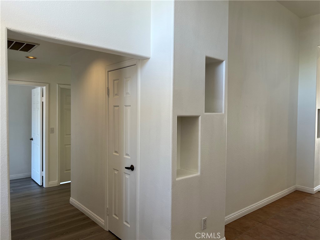9661 Siwanoy Drive Property Photo 4