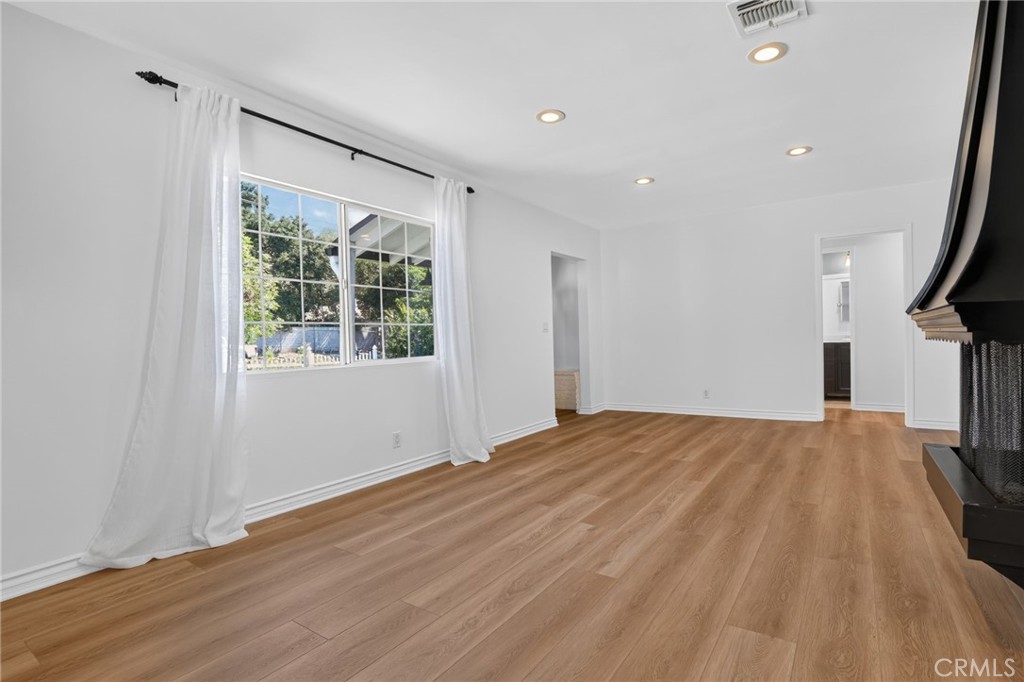 2482 New York Drive Property Photo 6