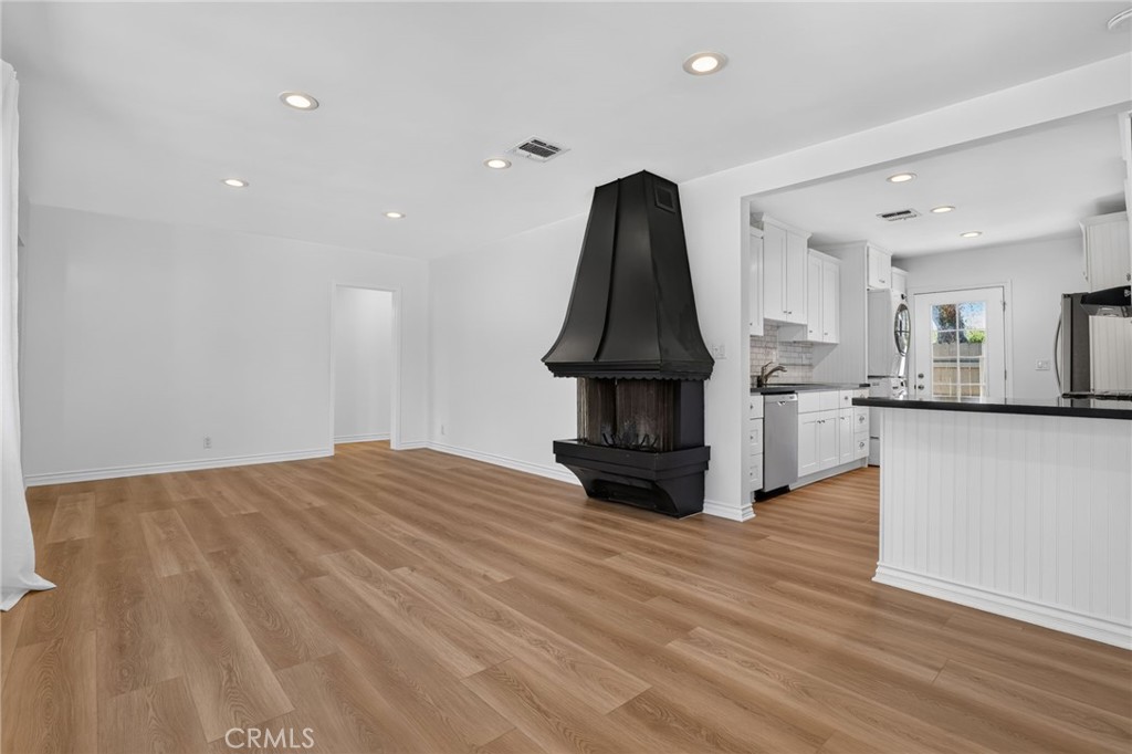 2482 New York Drive Property Photo 8