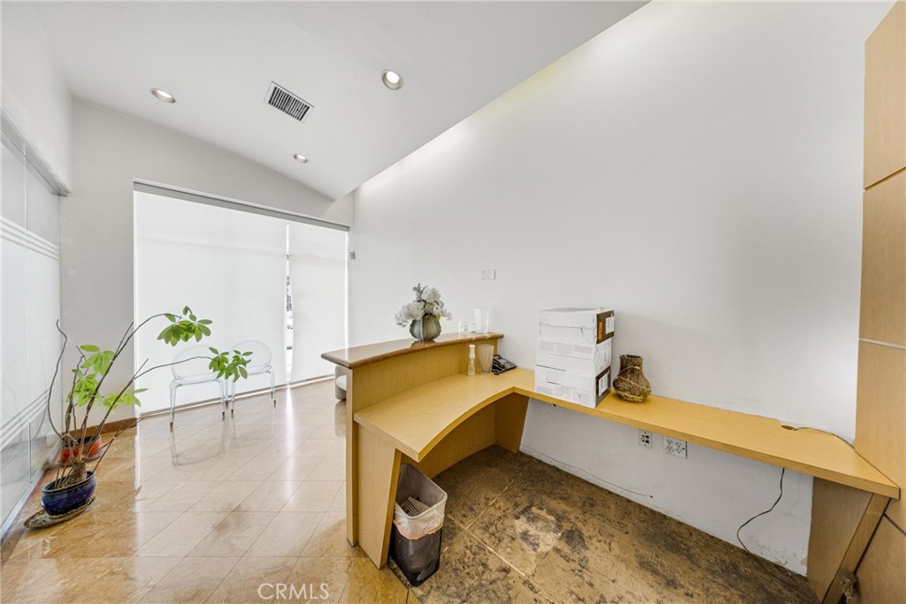 223 E Valley Property Photo 4