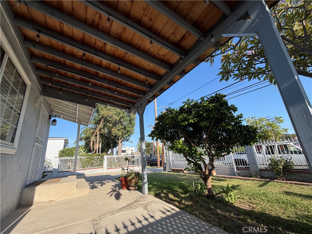 129 E Pomona Property Photo 2