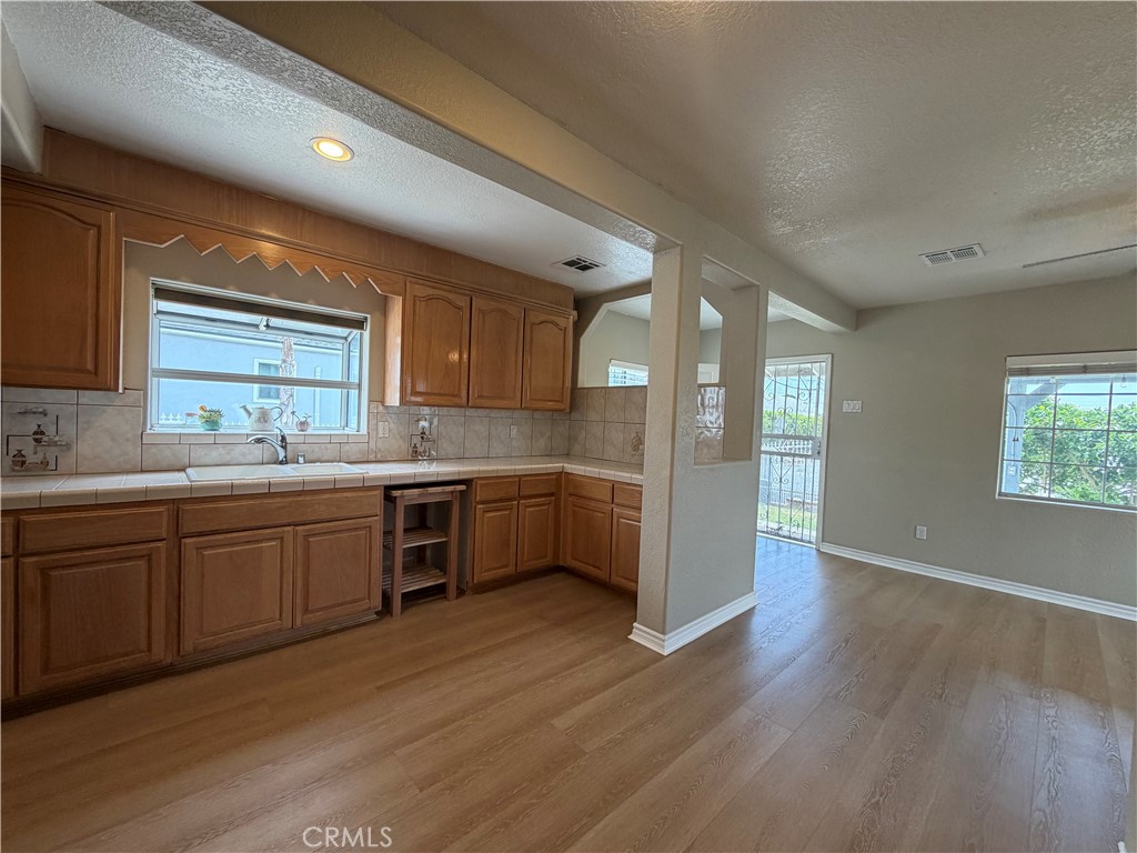 129 E Pomona Property Photo 4
