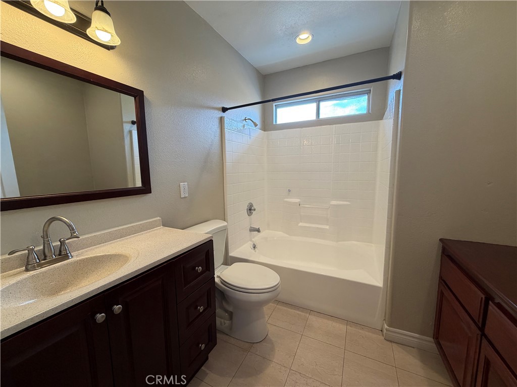 129 E Pomona Property Photo 9
