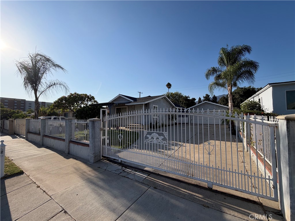129 E Pomona Property Photo 19