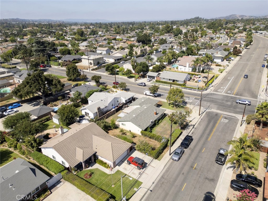 1116 E Gladstone Street Property Photo 4