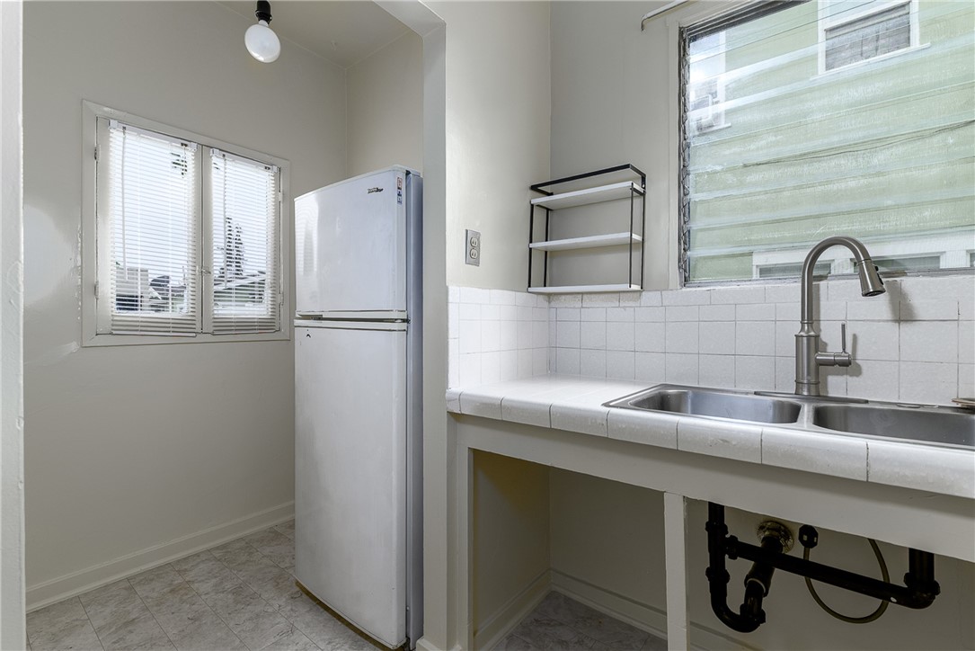 264 E Glenarm Property Photo 23
