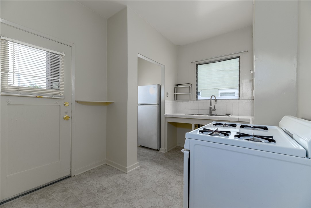 264 E Glenarm Property Photo 24